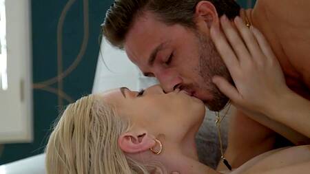 Подруга во время разговора расстегивает кофточку и соблазняет парня