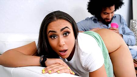 Жопастая милфа приходит к негру в гости, чтобы отдаться в жопу