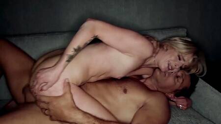 Красавица примеряет белье, чтобы соблазнить приятеля