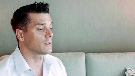 Красавица примеряет белье, чтобы соблазнить приятеля