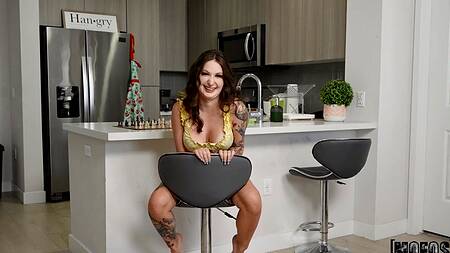 Игра в шахматы на раздевание приводит к сексу