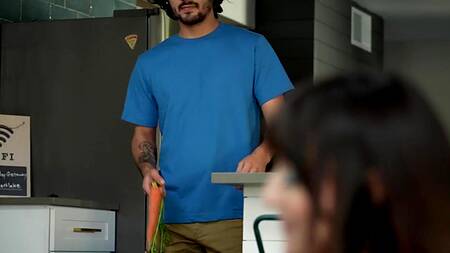 Парень в маске кролика насадил сестру на член