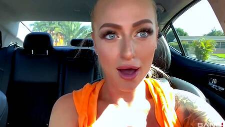 Показала пизду в машине и поехала на кастинг