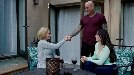 Красивая милфа осмелела и предложила другу секс