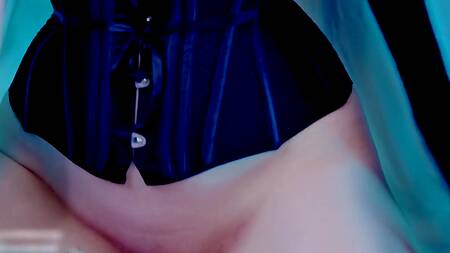 Красотка связывает парня и доминирует над ним