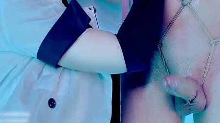 Красотка связывает парня и доминирует над ним