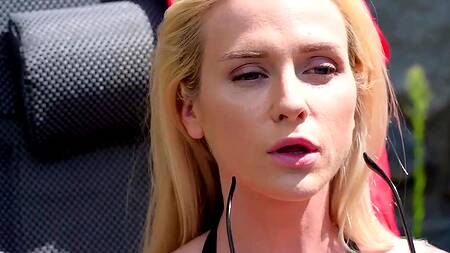 Негры подстригли газон и трахнули телку в обе дырки