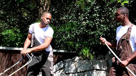 Негры подстригли газон и трахнули телку в обе дырки