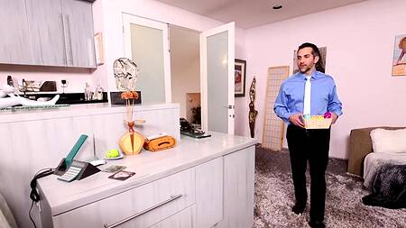 Находит все яйца и трахает зрелую красотку