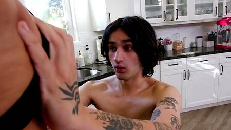 Соседский пацан пришел подстричься, но трахнул милфу