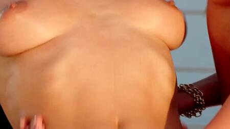 Негр на вечеринке трахнул двух красивых подруг