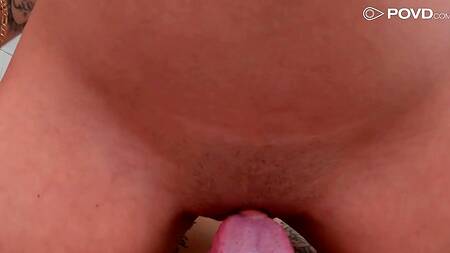 Жаркая подруга спешит раздеться, чтобы заняться сексом