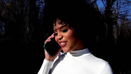 Бизнесмены вдвоем ебут красивую негритянку