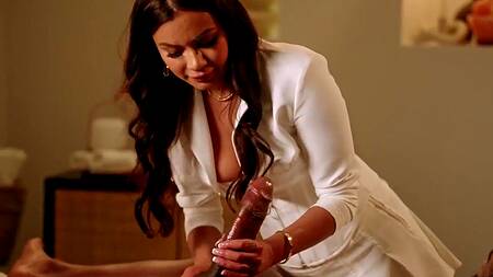 Красивая стажерка делает массаж и ебется с черным спортсменом