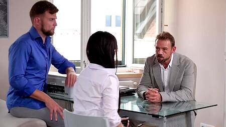 Первокурсницу выебал старшекурсник и препод