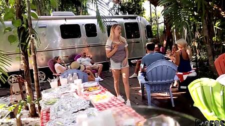 Встретился с родственниками и трахнул развратную кузину