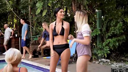 Встретился с родственниками и трахнул развратную кузину