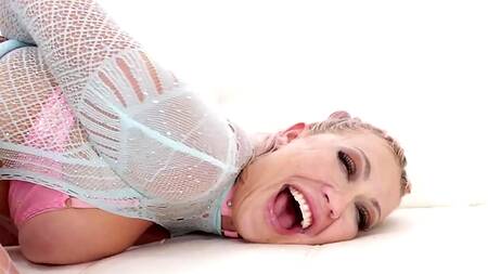 Мужик не щадит попку белокурой сучки