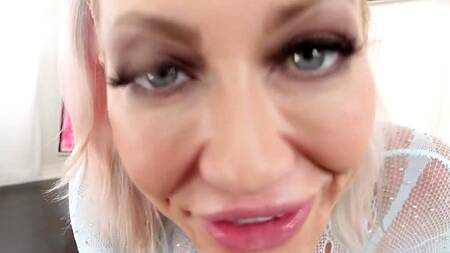 Мужик не щадит попку белокурой сучки