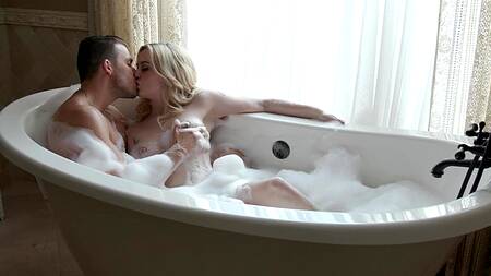 Принимает ванну с сестрой и страстно её трахает