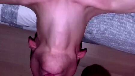 Вот так в первые глотку наказывает парню Друг.