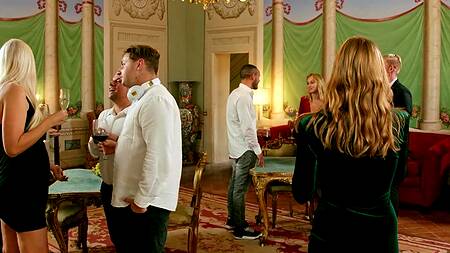 Уснуть на вечеринке, проснуться в Средневековье для анального секса