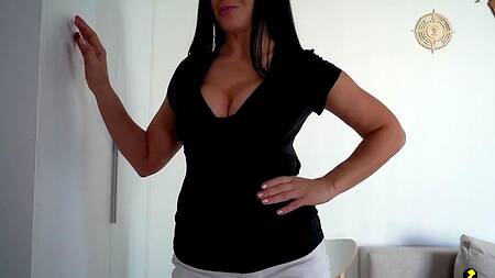 Большие сиськи мачехи провоцируют секс