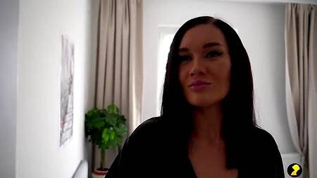 Застает мачеху за анальной мастурбацией и трахает её в очко