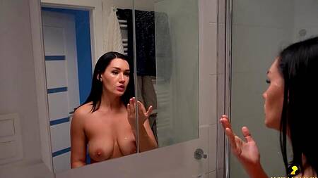 Мачеха застревает под матрасом, чтобы трахнуться с пасынком