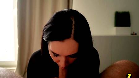 Мачеха дает потрогать упругие сиськи и отдается парню