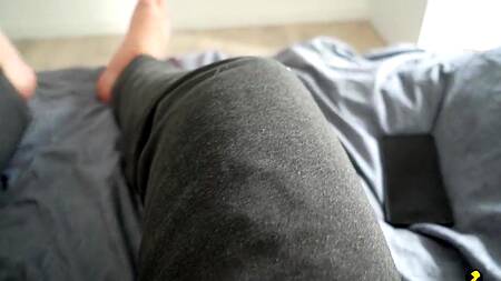 Парень не упустил возможность и трахнул мачеху в очко