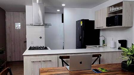 Горячая милфа Кортни Лав трахается с пасынком за спиной его папашки