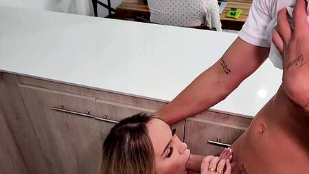 Горячая милфа Кортни Лав трахается с пасынком за спиной его папашки