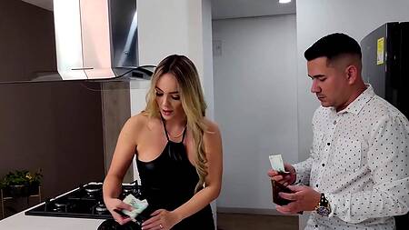 Горячая милфа Кортни Лав трахается с пасынком за спиной его папашки