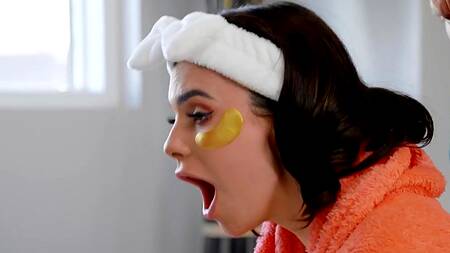 Бисексуальные красотки дают мужики в жопы во время ЖМЖ