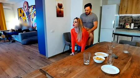 Оставил девушку с лучшим другом и трахнул его жену на кухне