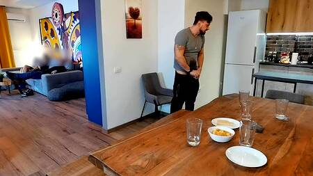 Оставил девушку с лучшим другом и трахнул его жену на кухне