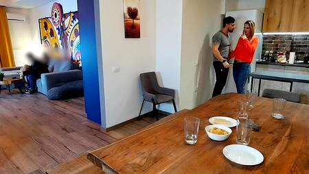 Оставил девушку с лучшим другом и трахнул его жену на кухне