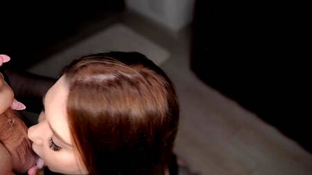 Рыжая девка с короткой стрижкой усердно полирует хуй