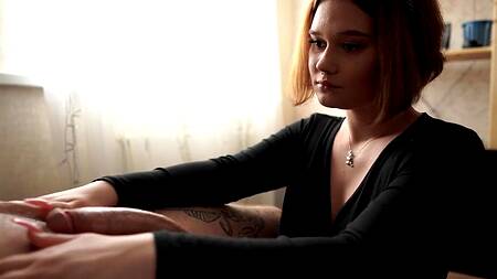 Рыжая милашка практикуется заглатывать большой член парня