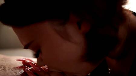 Рыжая милашка практикуется заглатывать большой член парня