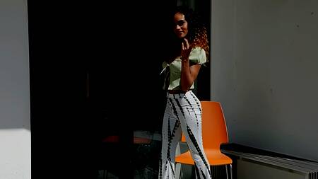 Мачеха застает падчерицу за минетом и помогает ей