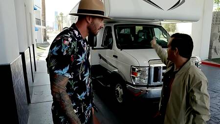 Мачеха застает падчерицу за минетом и помогает ей