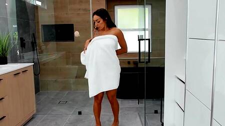 Застает сестру жены за дрочкой в душе и трахает её