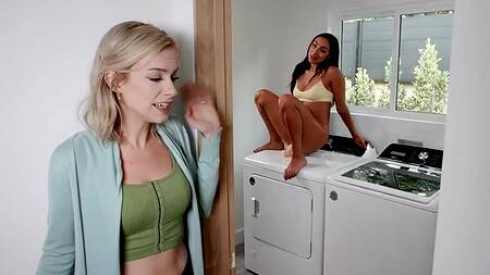 Застает сестру жены за дрочкой в душе и трахает её