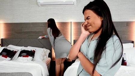 Одна горничная ебет вторую страпоном во время уборки номера