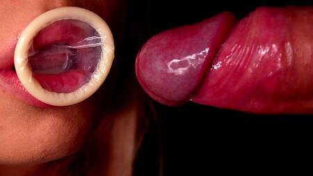 Телка надевает презерватив ротиком и смачно сосет