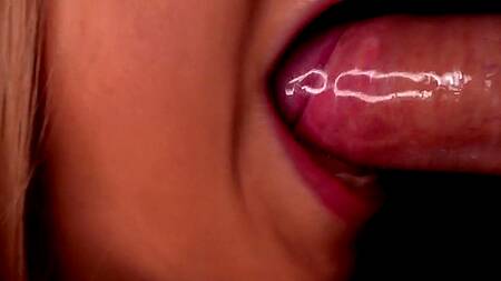 Телка надевает презерватив ротиком и смачно сосет