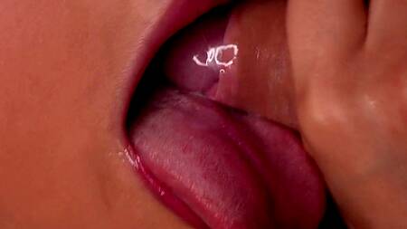 Телка надевает презерватив ротиком и смачно сосет