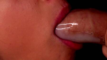Телка надевает презерватив ротиком и смачно сосет